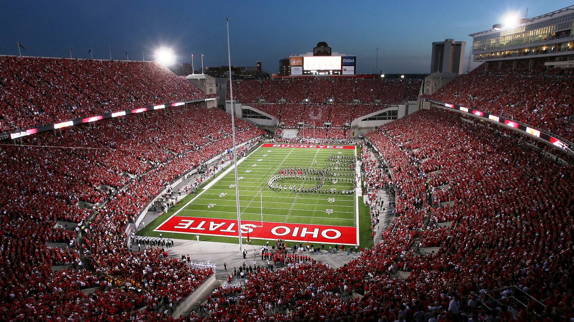 以足球为载体的健康生活理念深入人心，普及全民运动，以足球运动为主题的绘画